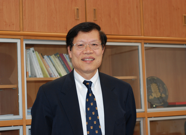 Prof. Ng Cheuk-yiu was installed as the Dean of Science in September 2009. An alumnus himself, Prof. Ng had a long and distinguished research career, having sat at the feet of Prof. Y.T. Lee, the Nobel Laureate. Prof. Ng advises young people to identify their passions and be devoted to their ideals.