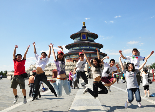 The Grand Tour has been part of a scholar's calling since ancient times, in both China and the West. In the summer of 2009, 700 students went abroad in various programmes offered by the University, and many more travelled on their own. Here are those ecstatic about their Putonghua study trip in Beijing.
