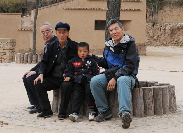 吴恩融教授（右）开展无止桥项目，保障中国偏远农村学童上学的往来安全，受惠者已达万多名。吴教授於2010年5月荣获香港人道年奖。
