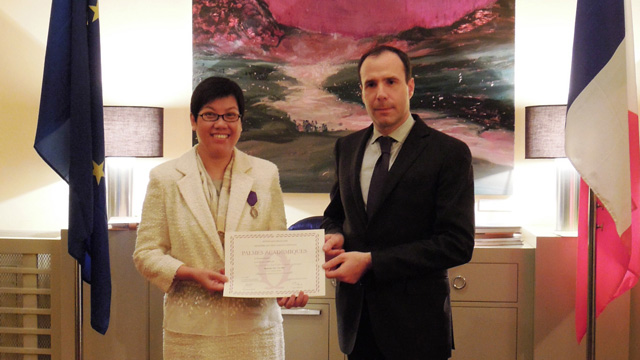 Prof. Ho Pui-yin from the Department of History receives the Chevalier dans l'Ordre des Palmes académiques (Knighthood in the Order of Academic Palms) from Mr. A. Barthélémy, Consul-General of France in Hong Kong and Macau, for her contribution in higher education.