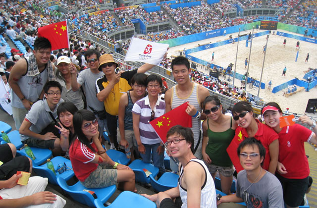 北京奥运<br><br>体育部导师和学生观看沙滩排球赛事