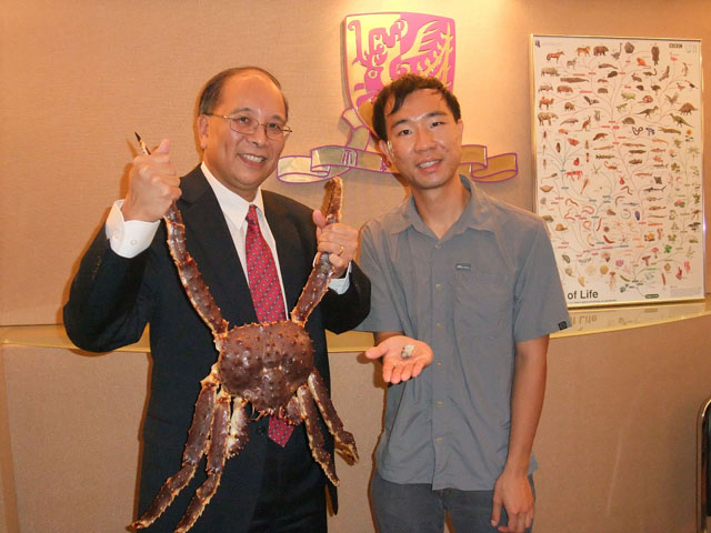 CUHK Scientists Reveal Genetic Link between Dissimilar Forms of Animals<br><br>Prof. Chu Ka-hou (left) and Dr. Tsang Ling-ming show the dramatic difference in size between king crabs and hermit crabs.