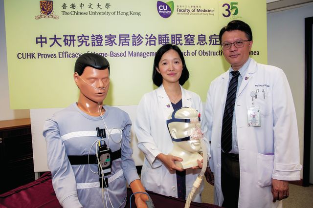 许树昌教授（右）及吴素珊医生（左）