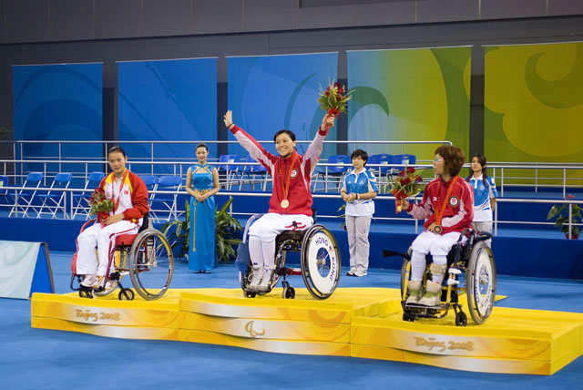 北京奥运<br><br>毕业生余翠怡在北京残疾人士奥运会夺得轮椅剑击项目金牌和银牌（2008年9月16日）