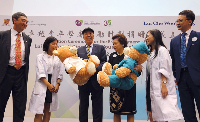 Dr. Lui Che-woo (2nd left) and Mrs. Lui (2nd right)