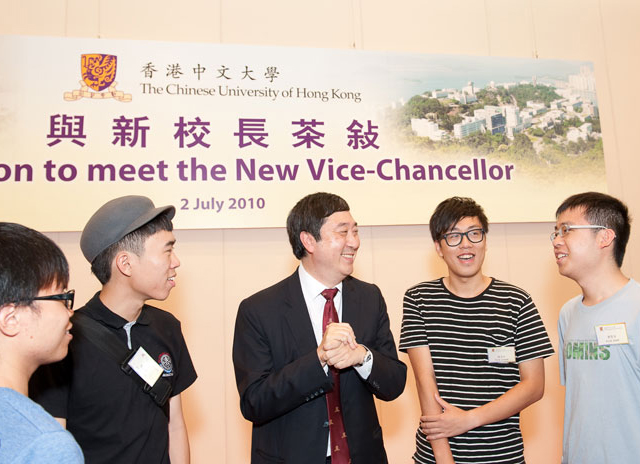 New Vice-Chancellor Assumes Duty<br><br>Prof. Sung chats with students (2 July 2010)