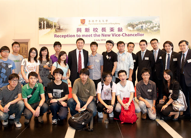 New Vice-Chancellor Assumes Duty<br><br>Prof. Sung and student representatives (2 July 2010)