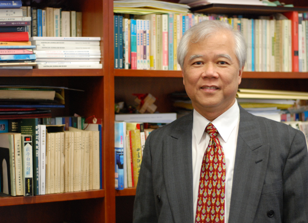Prof. Lee Siu-nam Paul has been appointed as Dean of  Social Science for a period of five years from 1 August 2009. Prof. Lee is a CUHK veteran, having done some of his degrees and the best part of his teaching and research career here. For the future development of his Faculty, Prof. Lee sees the need for emphasis to be assigned to research, teaching, as well as community service.