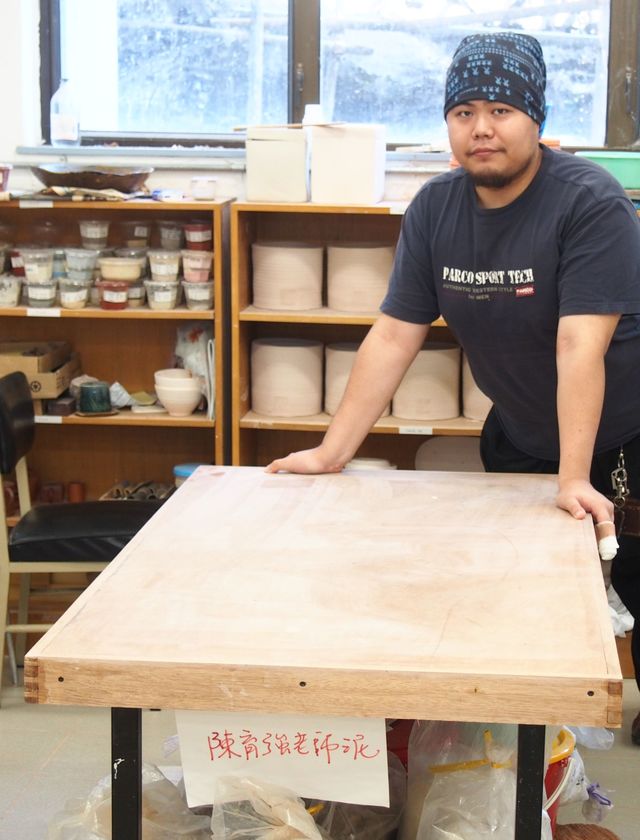 林昆佑先生與他用FSC認證木材製成的陶瓷工作桌 