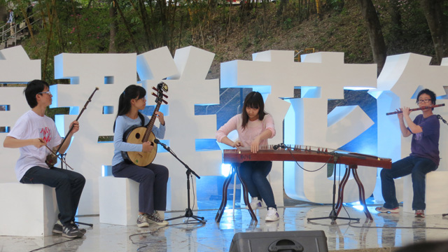 学生在2012年3月29日於未圆湖畔举行的博群花节艺文表演中演奏中国乐器。