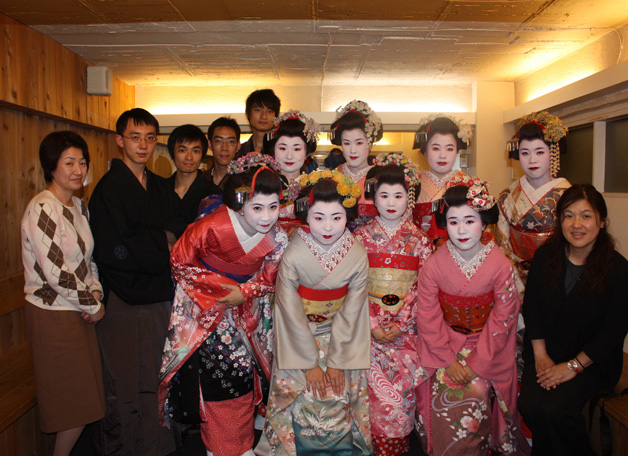 這可是京都祇園的藝伎生力軍？這群少女為裝扮成舞伎，可花了不少工夫，但生澀的姿勢和好奇的眼神泄露了她們的身分。到日本的中大學生在體驗世界。
