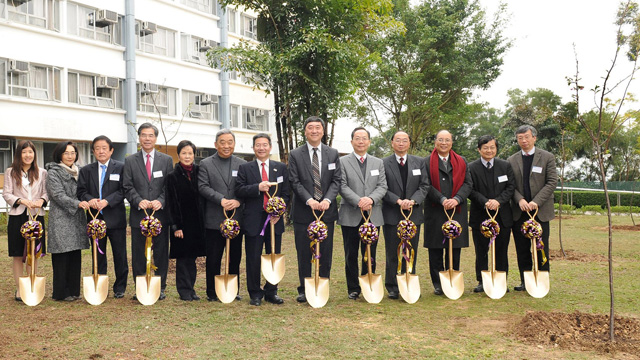 日本研究学系於2012年2月28日在新亚书院合一亭草坪举行植树仪式，栽种了二十棵樱花树，以志庆该系成立二十周年。