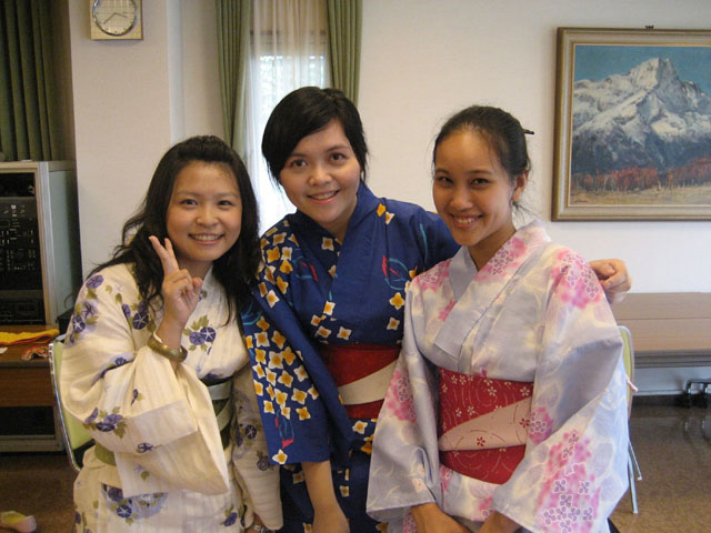 中大日本研究學系慶祝創系20周年<br><br>2009年畢業生鍾婉婷小姐（中）感謝學系讓她擴闊視野。