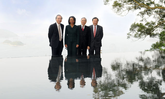 Former US Secretary of State on Asia's Future<br><br>Prof. Condoleezza Rice, accompanied by Vice-Chancellor Prof. Lawrence J. Lau (2nd right), Provost Prof. Benjamin W. Wah (1st right), and Pro-Vice-Chancellor Prof. Jack C.Y. Cheng (1st left), visits the scenic spot Pavilion in Harmony on campus