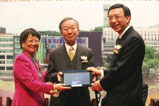 在校園迎接獲頒諾貝爾物理學獎的前校長高錕教授（2010年2月5日）