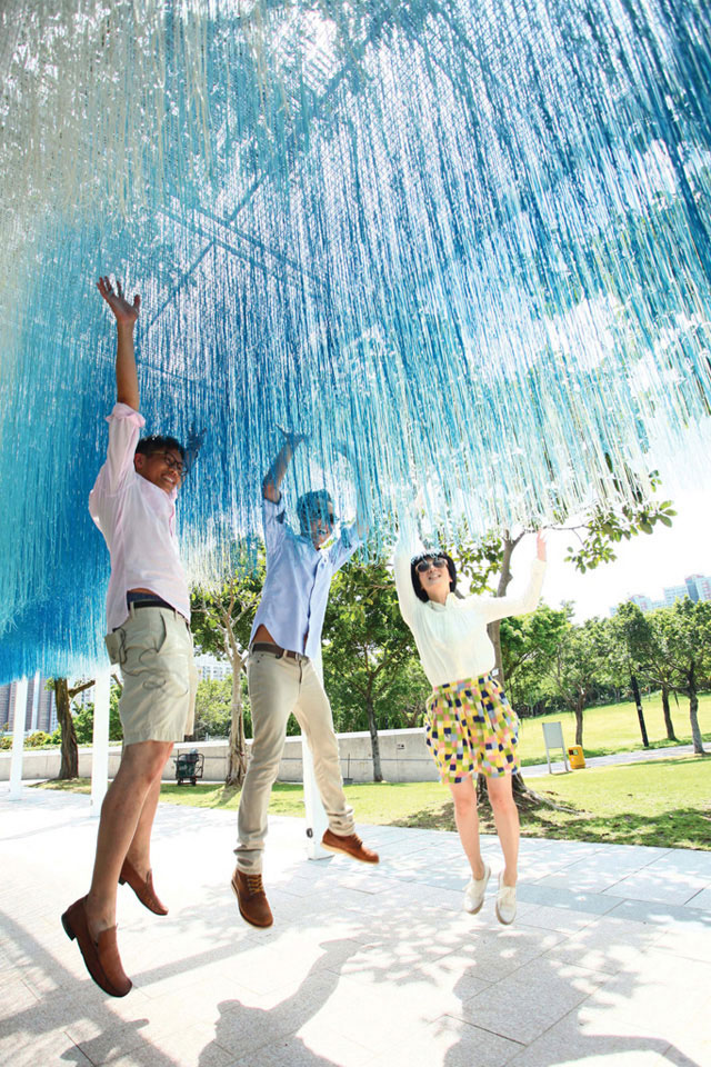 The School of Architecture designs and installs site-specific works in Tai Po Waterfront Park for the Leisure and Cultural Services Department.
Students jump to touch their artwork Sky Lines Floating Petals.