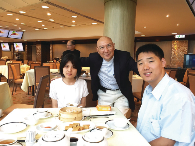 （左起）曾芷君、新亚书院校董、校园发展处前处长林泗维先生，以及擅长二胡的失明学生杨恩华