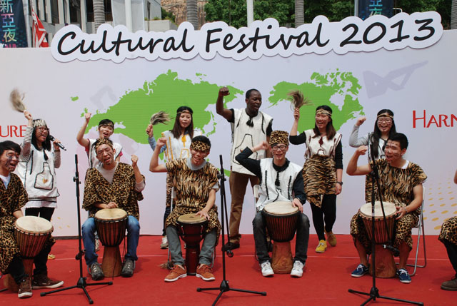 2013文化节<br><br>十多位学生在文化广场表演非洲鼓，让观众感受源於非洲的动感节奏。
