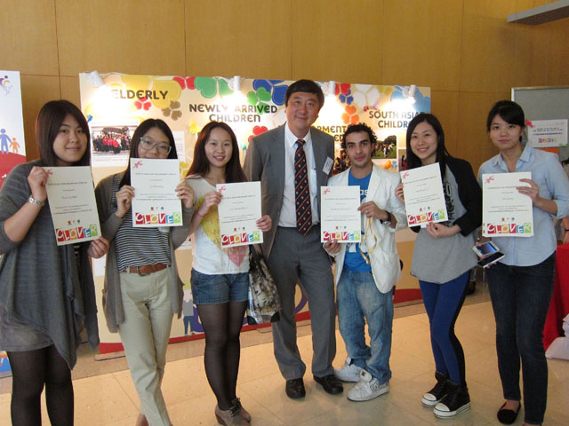 「友凝‧友义」计划<br><br>参加义工计划的学生获颁证书