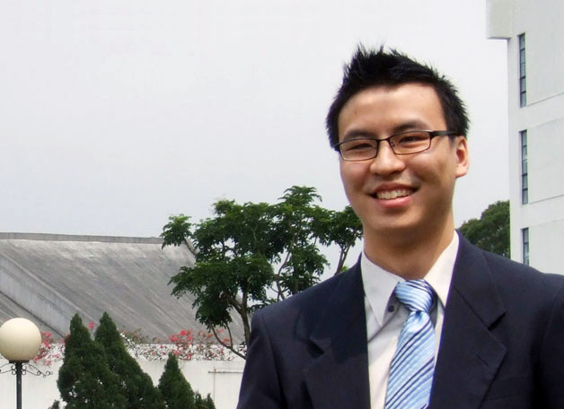 中大毕业生郑华哲获选为2010年港区罗德学人。这位兴趣广泛的医科毕业生在钻研医学以外，还有涉猎文学、电影和运动，而且悲天悯人，曾前往内蒙古、云南和肯亚当义工。