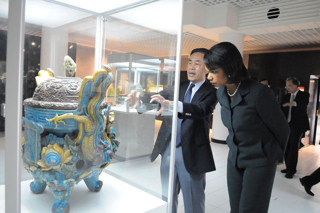 Former US Secretary of State on Asia's Future<br><br>Guided by Prof. Lam Yip-keung Peter, director of the Art Museum, Prof. Condoleezza Rice views an exhibit with keen interest