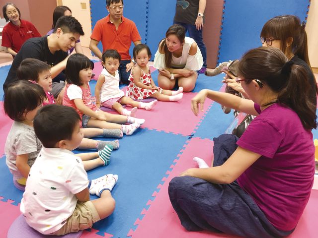 幼儿与家长跟聋健两老师学习手语