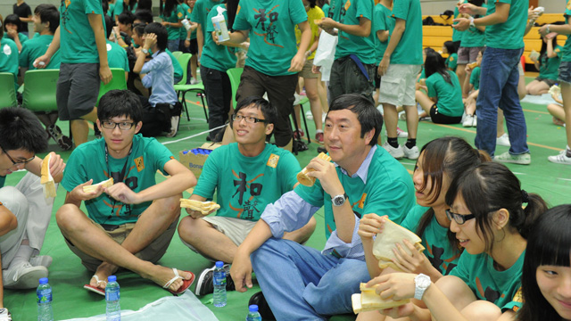 Prof. Joseph J.Y. Sung, Vice-Chancellor, consumes bread and water at the Rich and Poor Men's Banquet at the Lee Woo Sing College orientation camp.