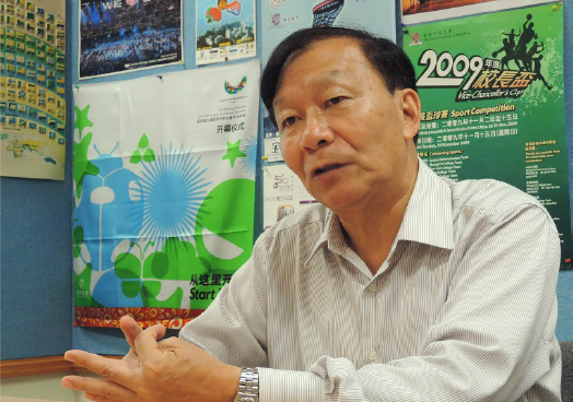 Prof. Chau Kwai-cheong, adjunct associate professor in the Department of Geography and Resource Management  and one of Hong Kong's very few turf specialists.