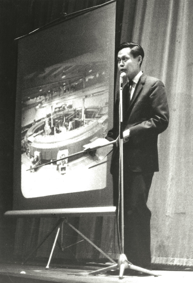 Prof. C.N. Yang, a supporter from the early years, gives a lecture