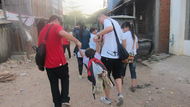 Yuen Ka-ho, a life sciences student at CUHK, took part in the Cambodia Service Trip organized by the CUHK Golden Z Club from the end of 2011 to the beginning of 2012.