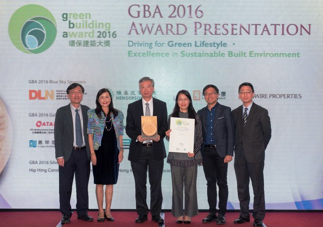 中大代表馮通教授（左三）、李陞祥先生（左一）、郭惠美女士（右三）及袁家耀先生（右二）接過綠色建築議會頒發的環保建築大獎「綠建領袖」組別優異獎