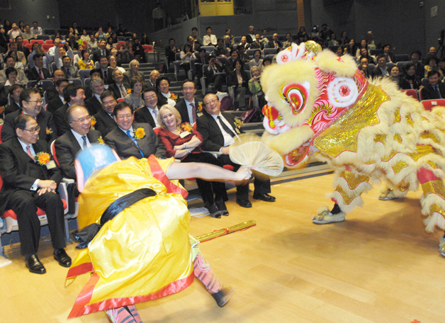 The School of Public Health and Primary Care was formed by regrouping existing programmes for both efficiency and effectiveness in teaching and research in the Medical Faculty. At its opening in November, the dancing lion greeted the director Prof. Sian Griffths (4th left) and other guests.