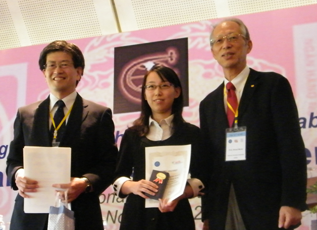 太空与地球信息科学研究所博士研究生谭露（中）在2010年11月於河内举行的亚洲遥感大会中勇夺最佳青年论文奖。