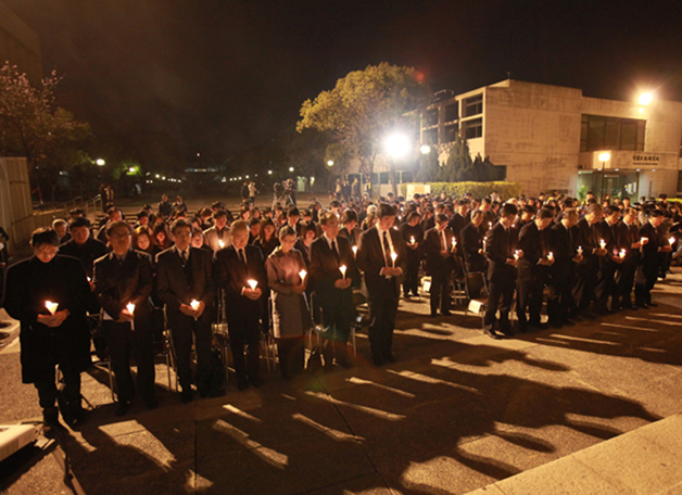 2011年3月24日晚，数百支烛光燃亮了图书馆外广场，中大校长与日本驻港总领事隈丸优次先生跟大众一起默祷，向地震及海啸死伤者遥寄哀思及祝福。