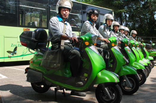 CUHK has the largest fleet of eco vehicles among local universities—a total of 28 electric scooters (40 by the end of 2014), complete with a solar charging station, two electric vans and two electric buses.