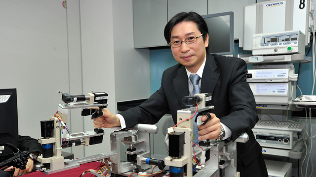 The Department of Surgery at CUHK performed the first two cases of robotic-assisted endoscopic submucosal dissection (ESD) for the treatment of early gastric neoplasia in Hong Kong. This complex endoscopic surgery involved the use of newly designed robotic arms attached to the ordinary endoscope.