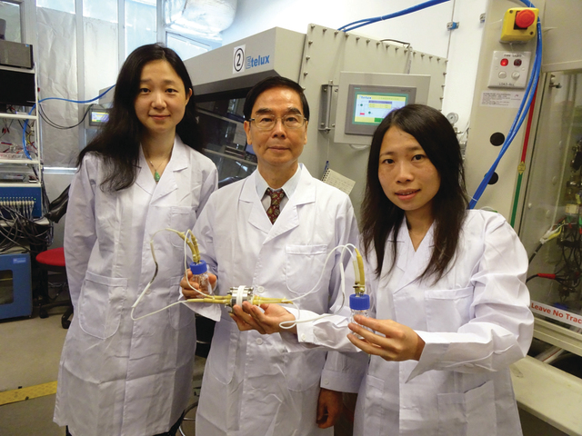 From left) Prof. Zhao Ni, Assistant Professor of the Department of Electronic Engineering, Prof. Wong Ching-ping, Dean of Engineering and Prof. Lu Yi-chun, Assistant Professor of the Department of Mechanical and Automation Engineering