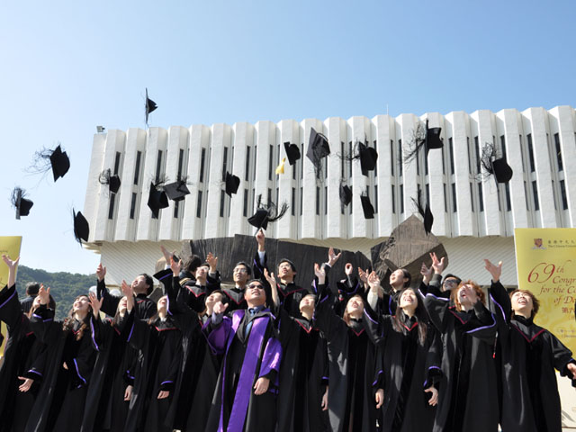 在中大第六十九届大会上，应届硕士毕业生抛帽庆祝。