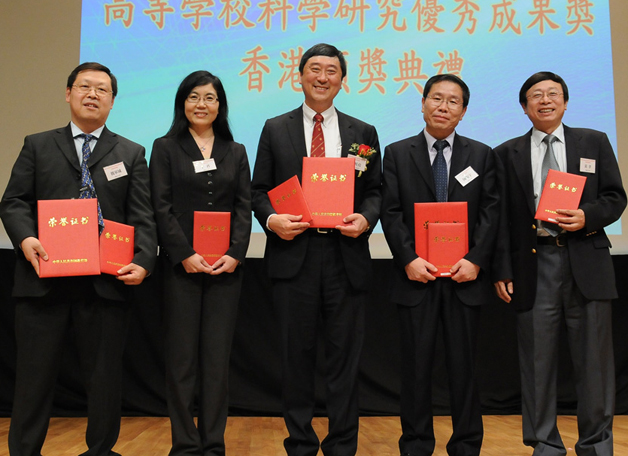 Three research projects were honoured with the Higher Education Outstanding Scientific Research Output Awards of the Ministry of Education in March 2011. The awards were presented on campus by the Ministry's special envoy and the recipients are seen here beaming with their trophies.