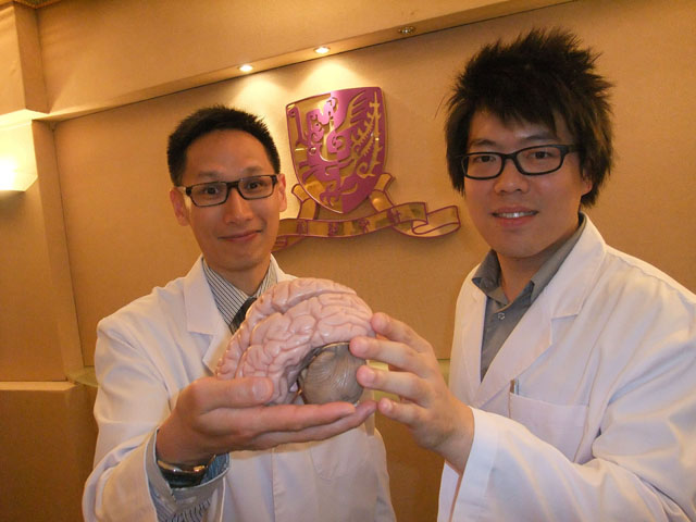 小脑萎缩之谜<br><br>陈浩然教授（左）与博士研究生蔡浩掲示小脑萎缩症致病通路