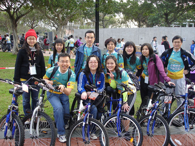 HSBC Pok Oi Cycle for Millions<br><br>Prof. Dennis K.P. Ng (3rd left, back row), University Dean of Students; Mr. Raymond Y.C. Leung (1st right, back row), director, Office of Student Affairs; and the Office of Student Affairs cycling team