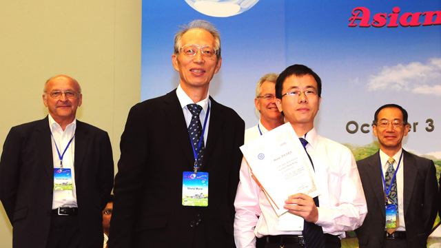 Dr. Chen Fulong, research associate of the Institute of Space and Earth Information Science, won the ShunjiMurai Award—the Best Paper Award of the annual conference of Asian Association on Remote Sensing.