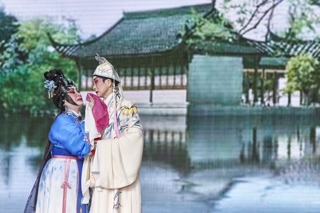 陈宝珠女士及梅雪诗女士为大家带来精彩的粤剧表演，演出剧目为《蝶影红梨记》之窥醉。