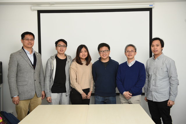Dr. Kent Lee (1st left) expects the project could integrate international students with local students. uReply GO was developed by Prof. Paul Lam (2nd right) and his team at CLEAR