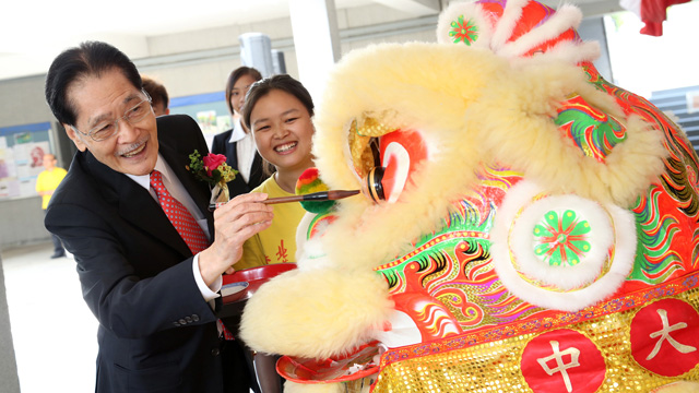 A series of events to celebrate the 56th Anniversary of United College—UC run, Outdoor Bazaar, birthday party and 'Feast-for-a-Thousand'
Dr. Thomas H.C. Cheung, Chairman of the United College Board of Trustees, dotting the eyes of lion at the birthday party