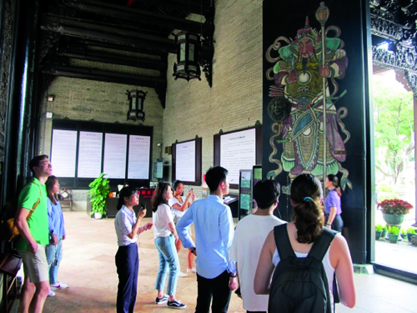 2018年夏天率学生往广州和佛山考察，图为广州陈家祠
Summer field trip to Guangzhou and Foshan in 2018. Pictured is
the Chen Clan Ancestral Hall in Guangzhou