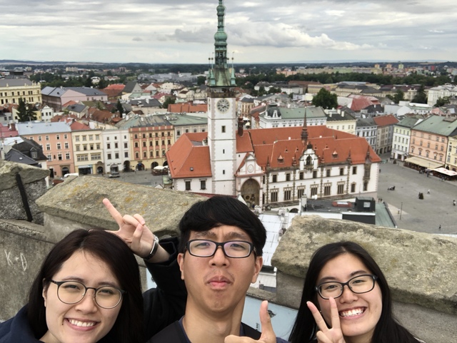 In collaboration with China’s Southwest University, CUHK launched its first Belt and Road Initiative Study Tour to Central Europe in 2018. Cultural management student Liu Oi-ting (1st right) explored Central Europe after her voyage to observe
the traditional and the contemporary in Chongqing.