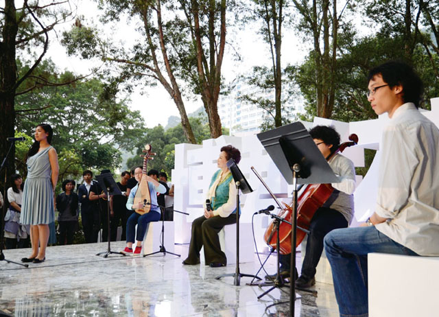 博群花节园游会<br><br>资深艺人潘迪华（左3）与学生同台演出，糅合歌唱与朗诵。