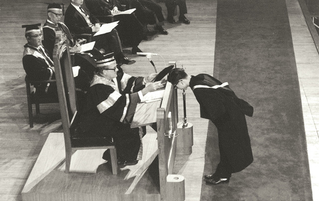 1964年10月戴麟趾爵士主持首屆學士學位畢業典禮
