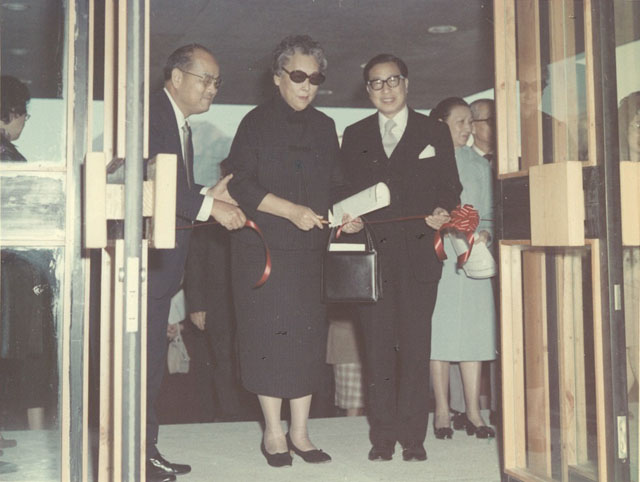 大學圖書館開幕典禮 (由左至右：校長李卓敏博士、唐炳源夫人、校董會主席簡悅強爵士) (1972.12.15)